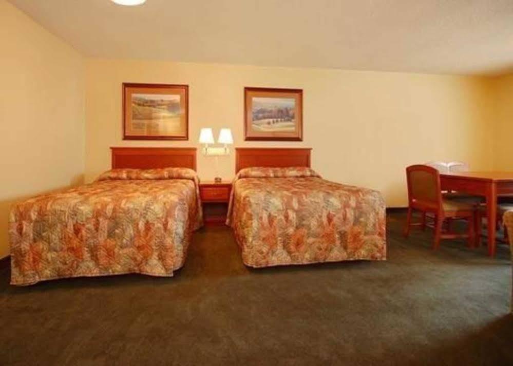 Econo Lodge Inn & Suites Kearney Exteriör bild