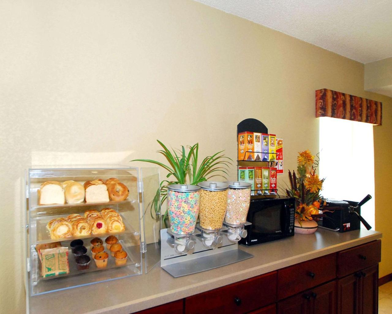 Econo Lodge Inn & Suites Kearney Exteriör bild